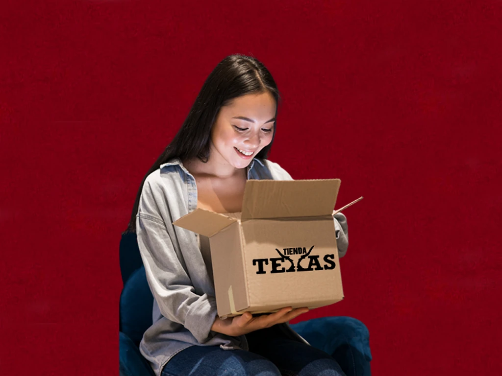 Woman opening a package from Tienda Texas - Aprovecha envío gratis en tu primera compra